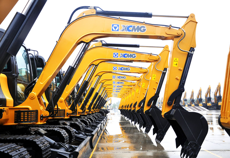 Compact Excavators vs Standard Excavators: When Size Actually Matters on a Saudi Job Site