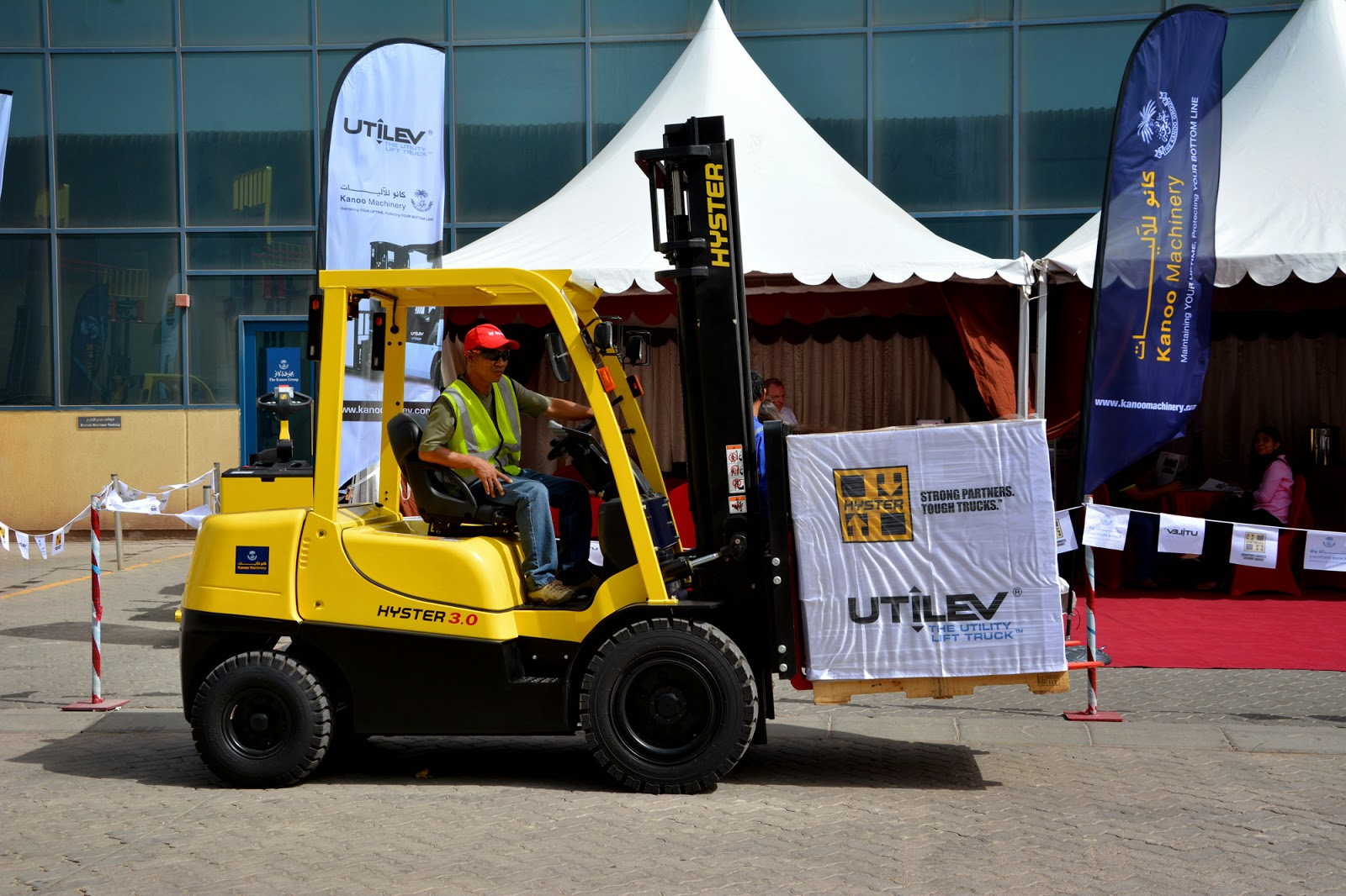 Forklift Rental in Abu Dhabi: What Project Managers Need to Know Before Signing a Contract