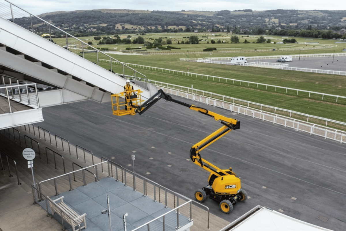 Scissor Lift vs. Boom Lift: Which Aerial Work Platform Does Your UAE Project Need?